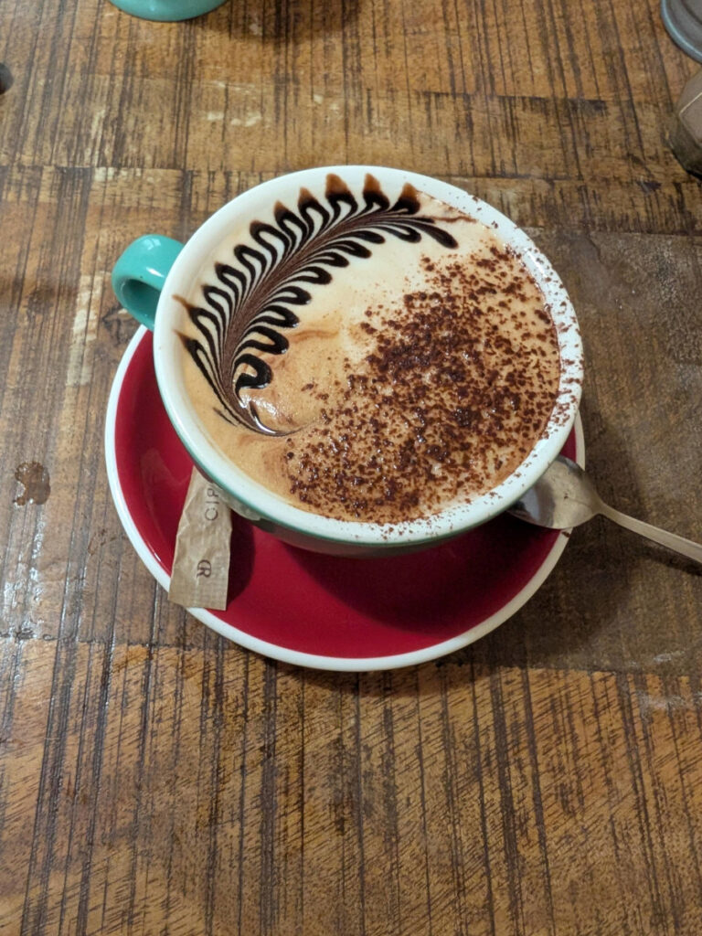 Un cappuccino servi au coffee shop la Popote d'Ondine à Nice.