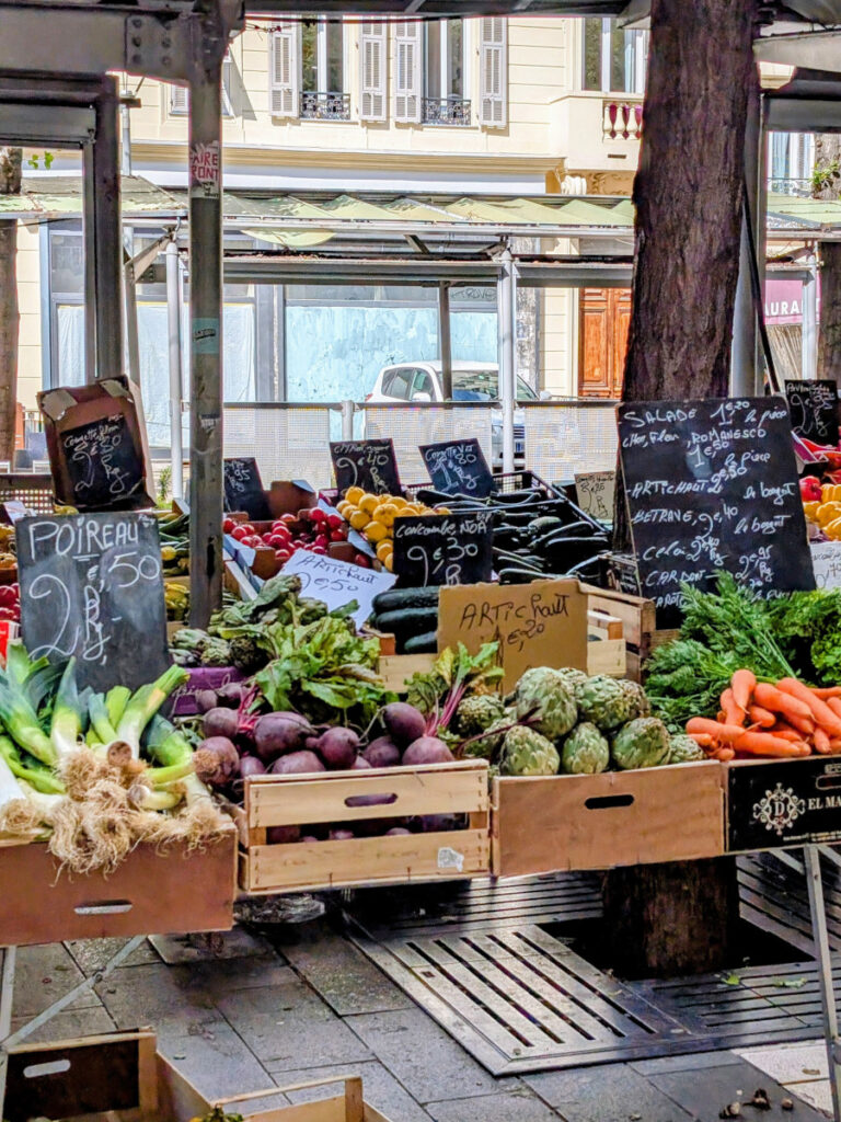 étals de légumes au marché de la libération à Nice.