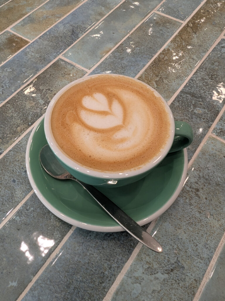 Un cappuccino servi à la Masion Karlie à Nice.