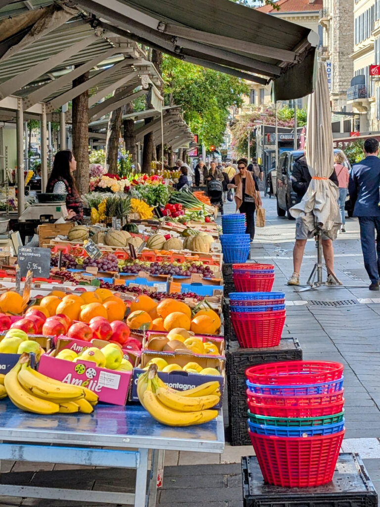Un étal de fruits et légumes au marché de la libération à Nice.