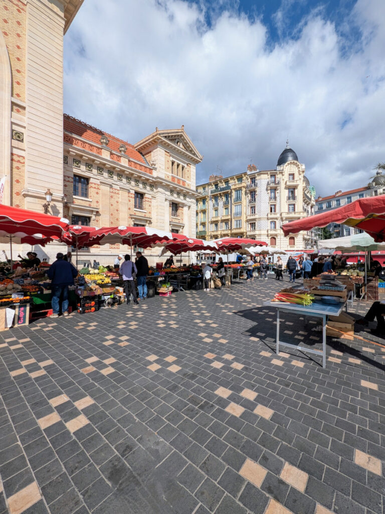 Des étals de légumes au marché de la libération à Nice.