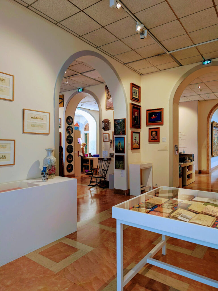 Une des salle d'exposition du musée International d'Art Naïf Anatole Jakovsky situé à Nice.