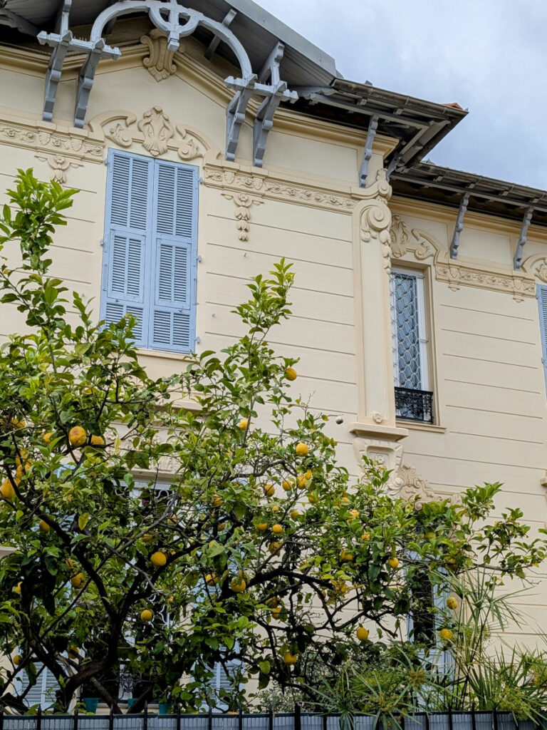 Bel immeuble quartier évêché à Nice.