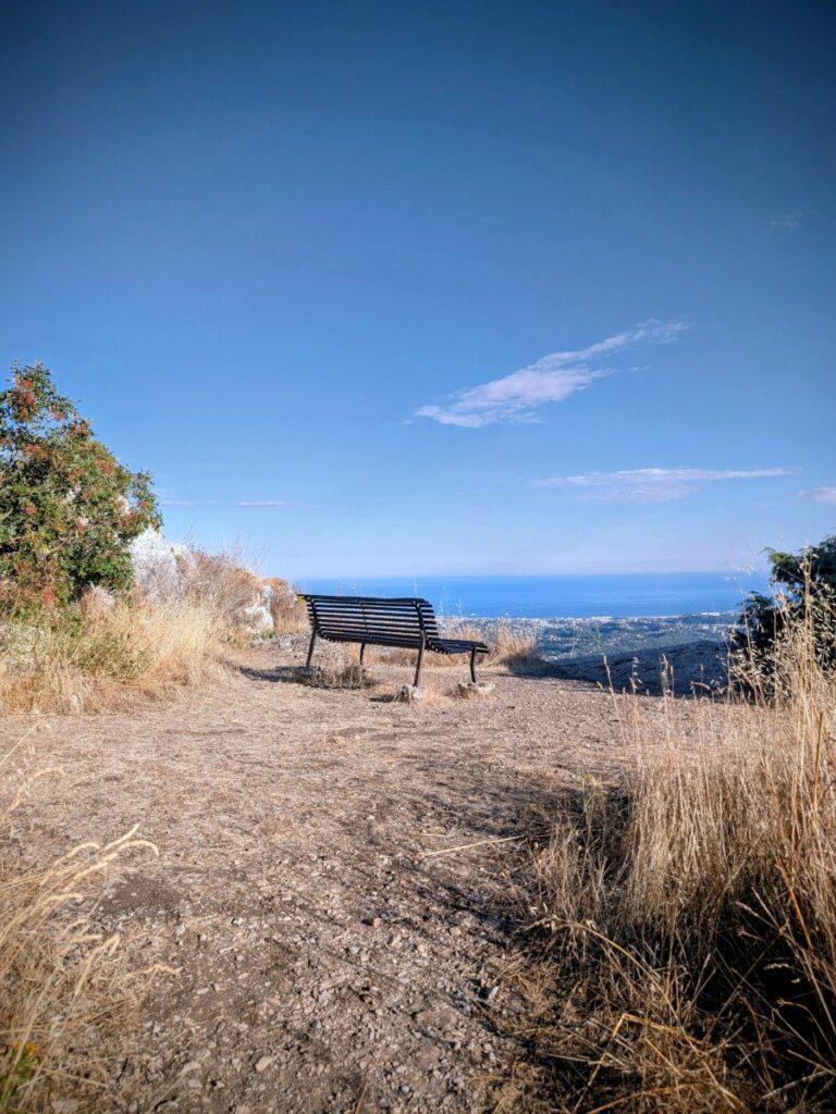 Un banc au sommet du Baou des Blancs à Vence.