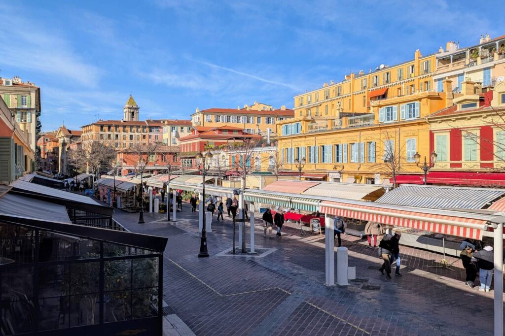 Le cours Saleya et son marché dans la ville de Nice.