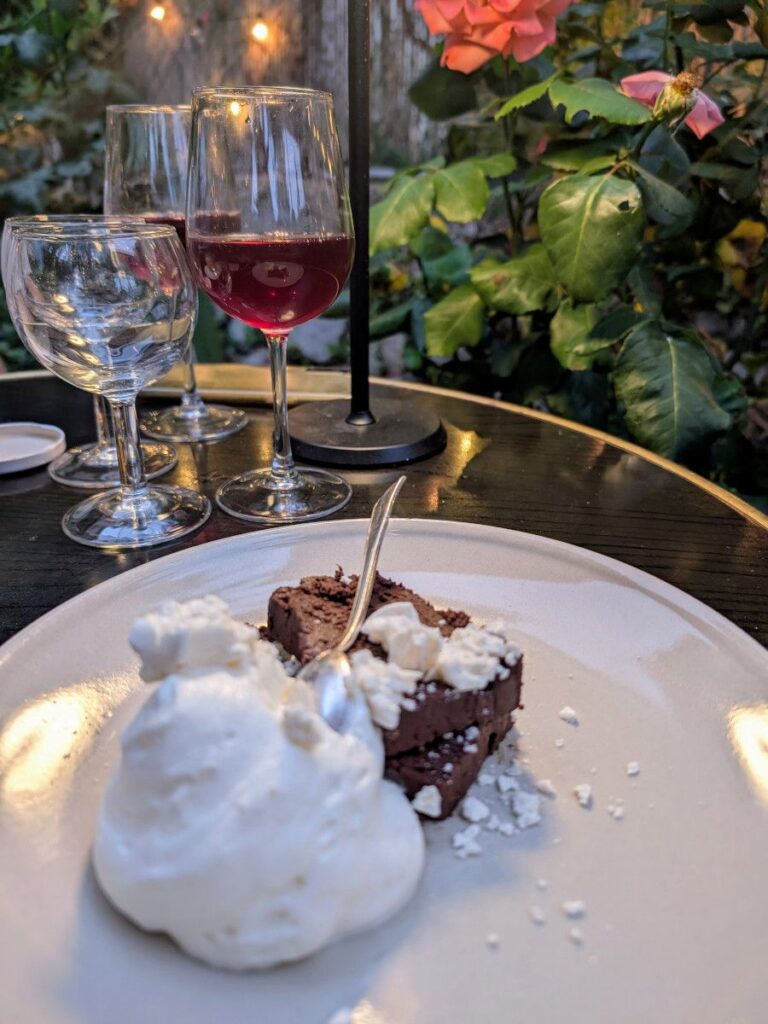 Un gâteau au chocolat et crème meringuée au Jardin à Levens.
