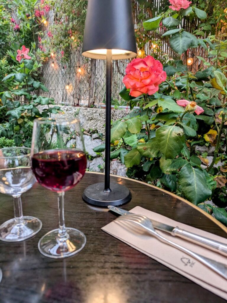 Un verre de vin sur la terrasse du restaurant Le Jardin à Levens.