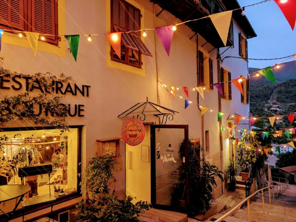 Le restaurant Le Jardin situé à Levens.