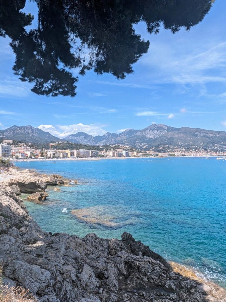 Vue sur Menton depuis Roquebrune-Cap-Martin.
