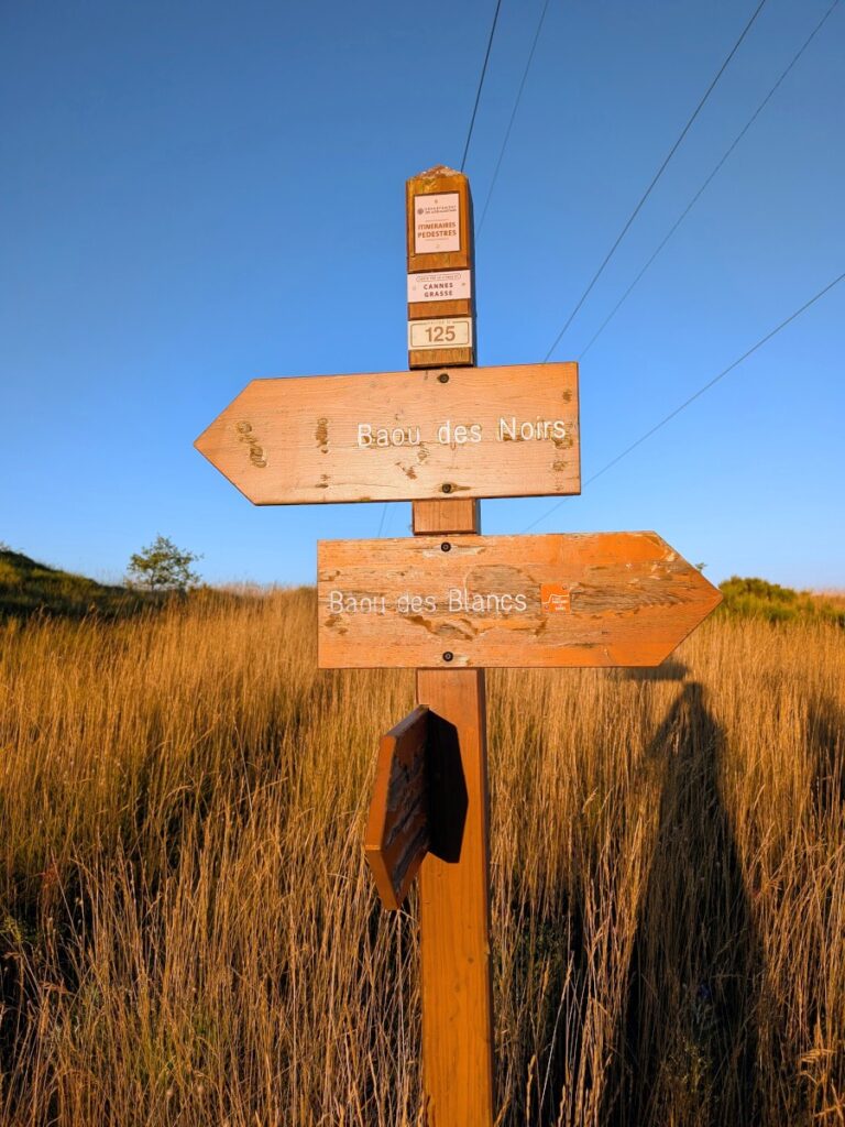 Panneau d'indication en direction du baou des blancs.