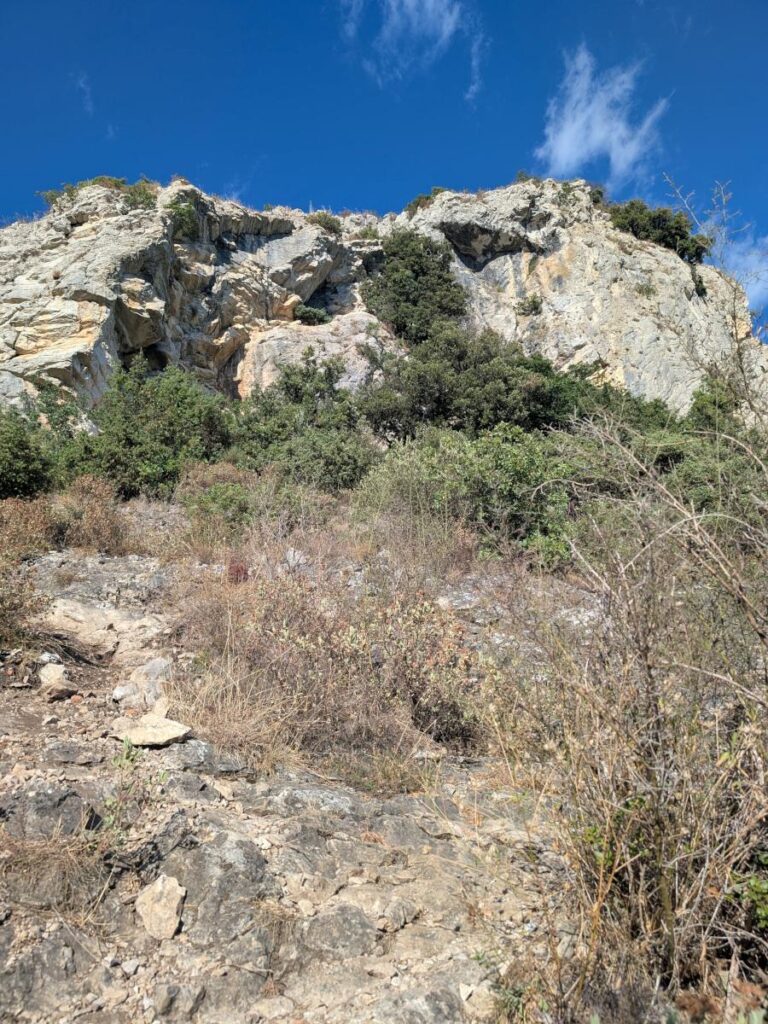 Le baou des Blancs depuis le sentier de randonnée.