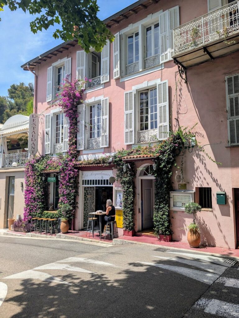 Un restaurant dans le Vieux Roquebrune.