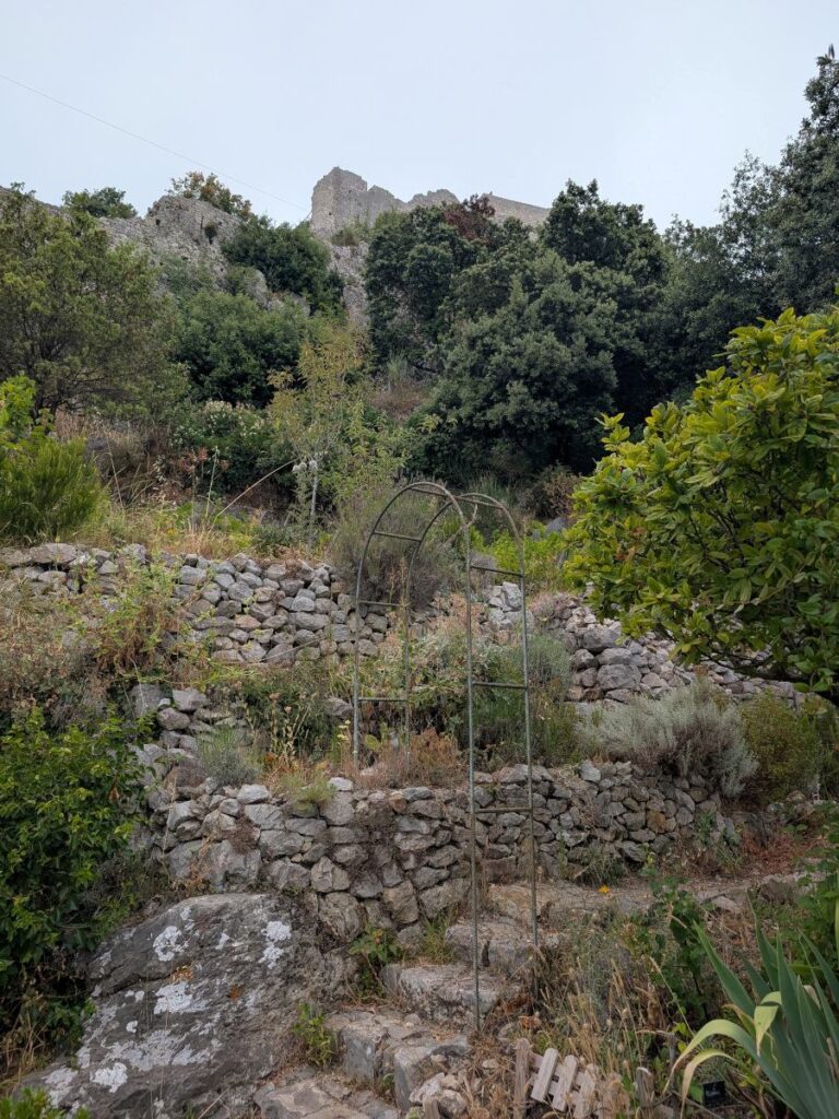 Le jardin médiéval de Sainte-Agnès et les ruines du château sur les hauteurs.