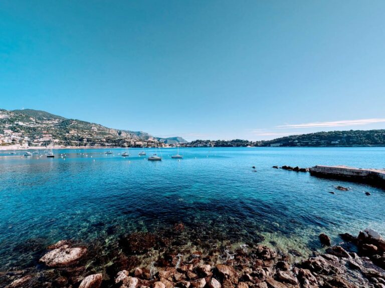 La méditerranée depuis le sentier qui relie Nice à Villefranche-sur-Mer sur la Côte d'Azur.