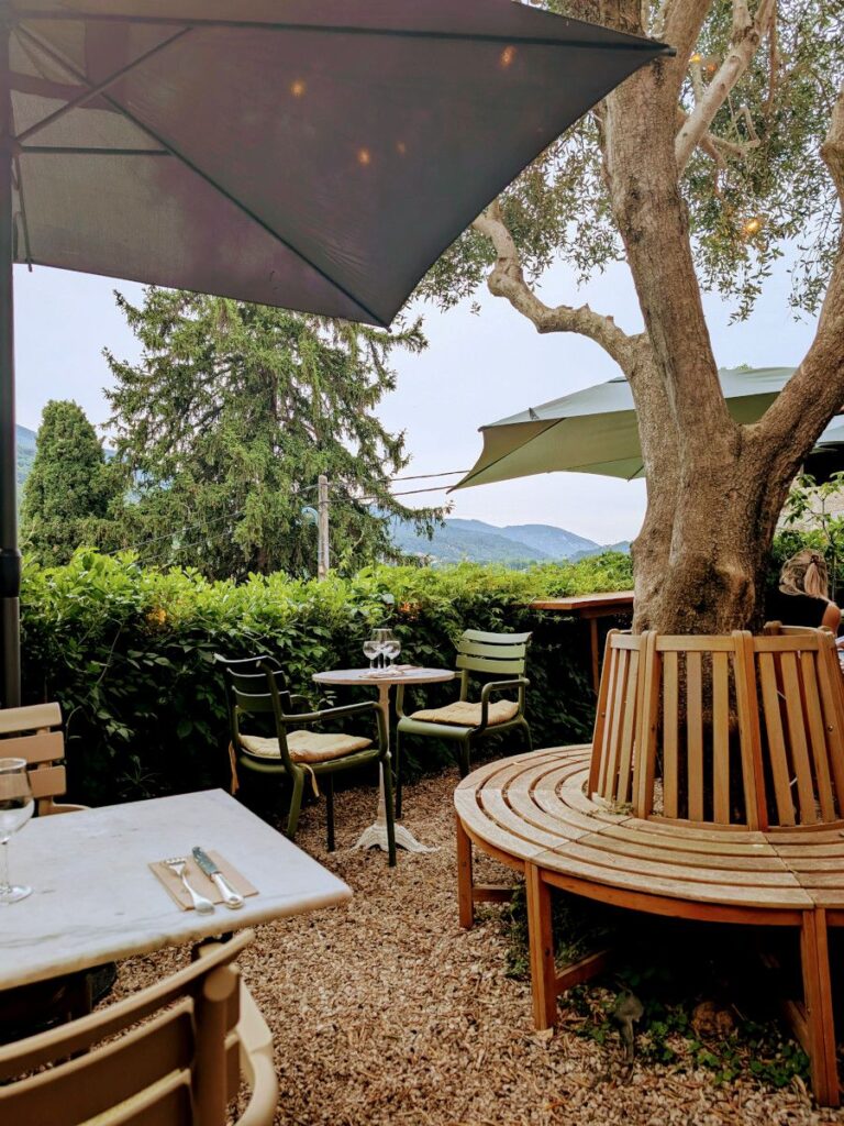 La terrasse du jardin à Levens.