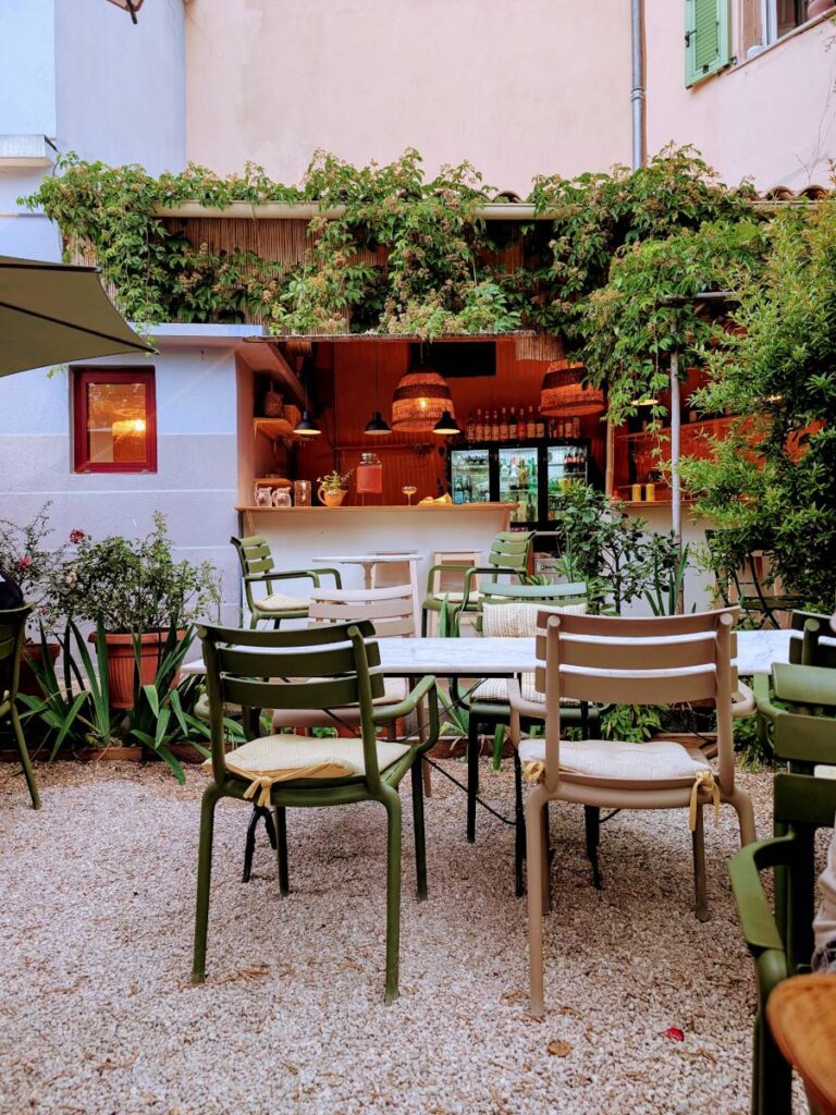 La terrasse du jardin à Levens.