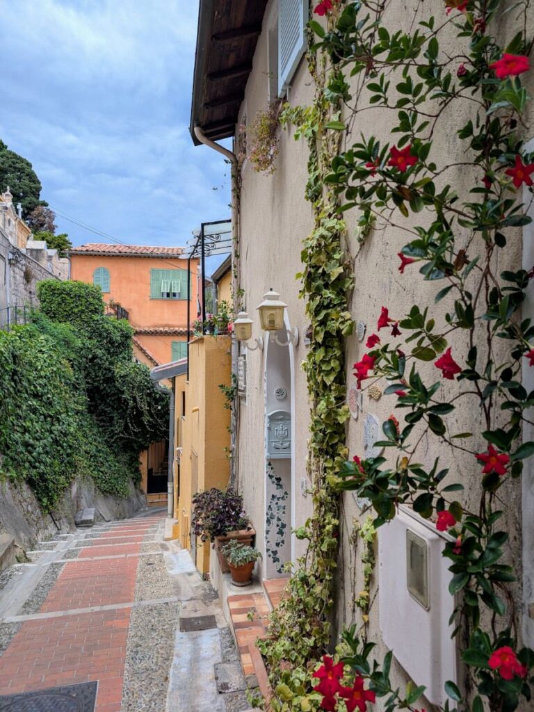 Une ruelle du vieux Menton le temps d'un visite à pied.