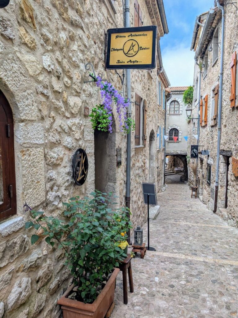 Jolie ruelle de Sainte-Agnès.