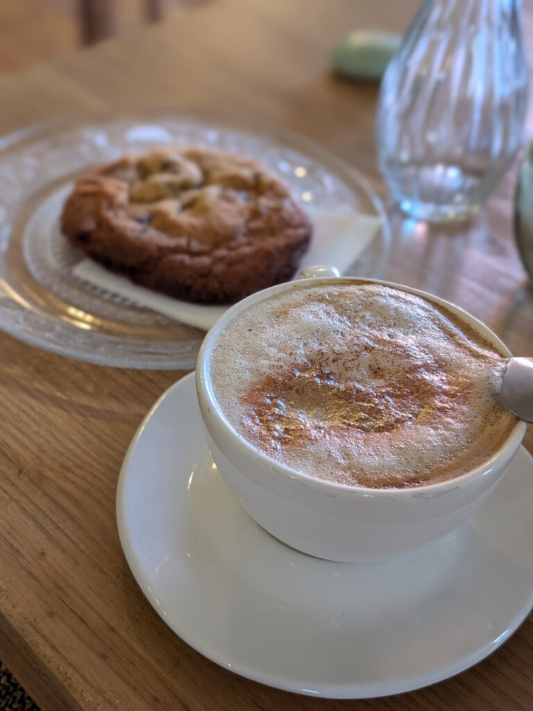 Goûter servi au café le 410 dans le vieux Biot.