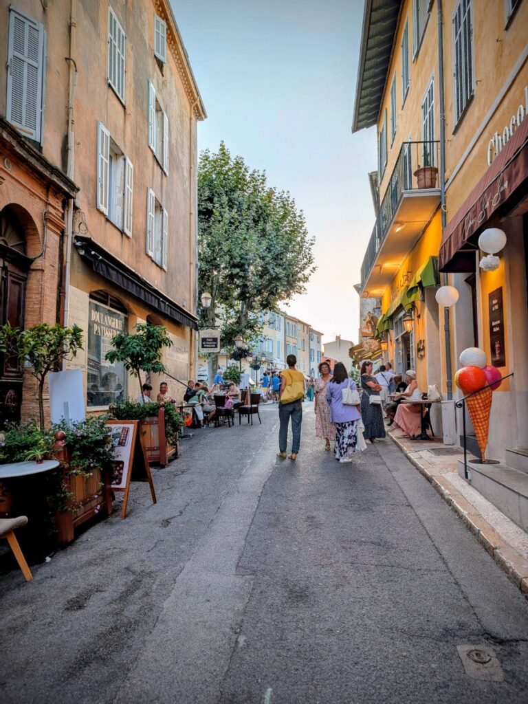 La rue Saint-Sébastien à Biot.