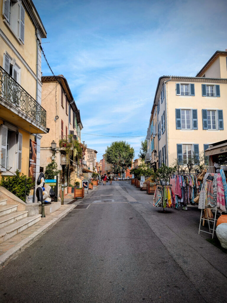 L'entrée dans le vieux village de Biot.