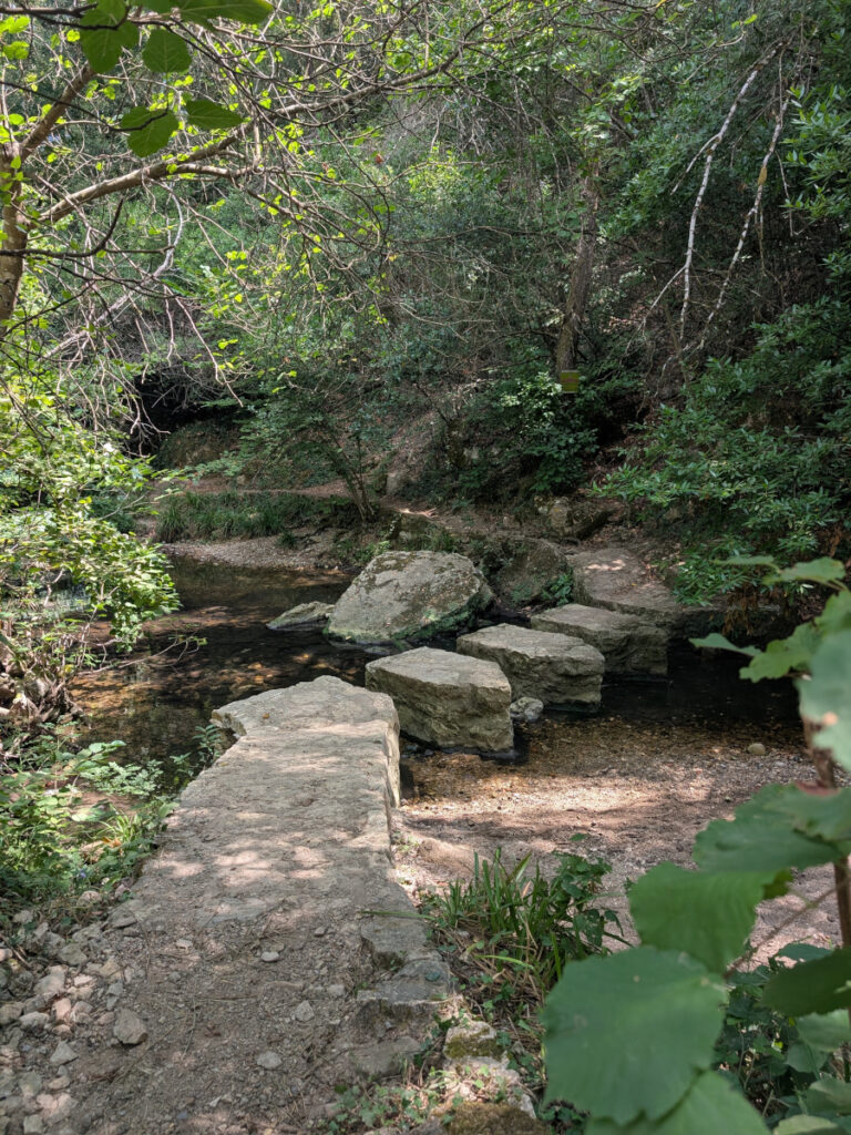Passage en pierre sur le chemin de randonnée entre Biot et Valbonne.