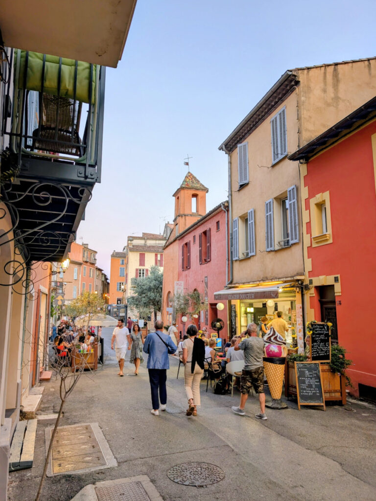 La rue Saint-Sébastien à Biot.