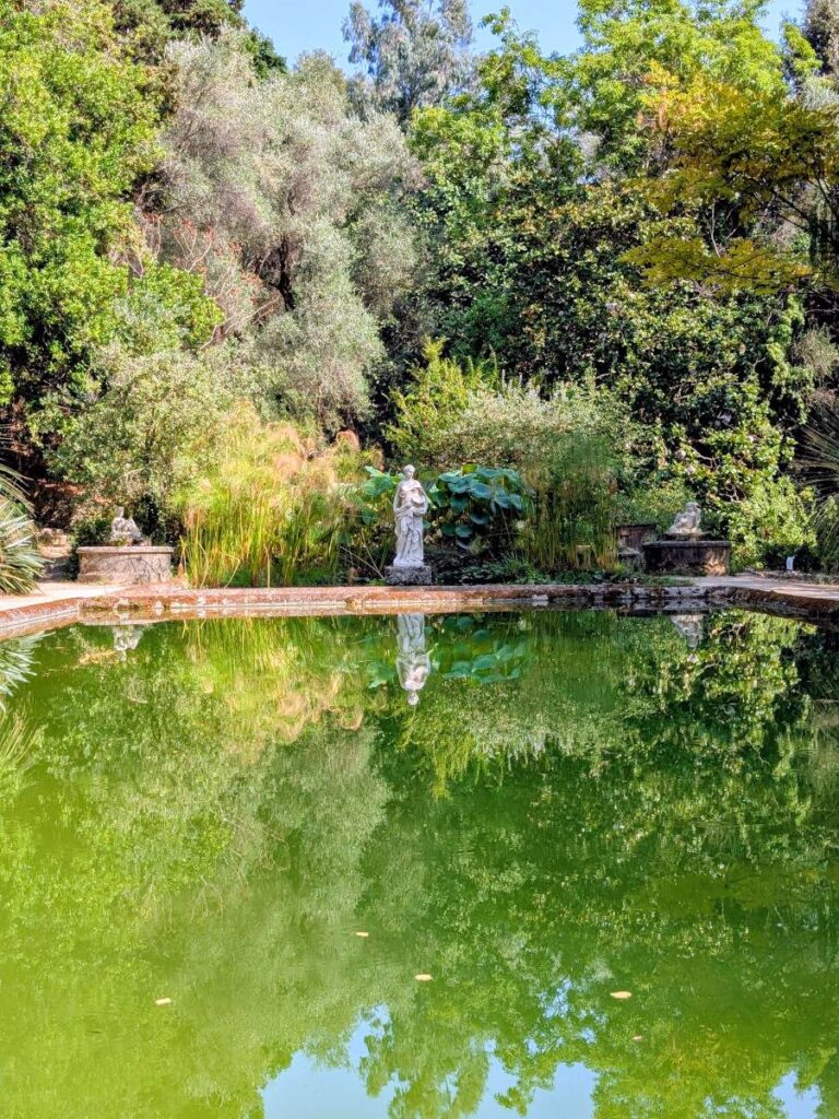 Bassin et reflets au jardin serre de la madone dans les Alpes-Maritimes.