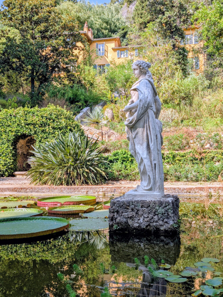 Une statue dans un bassin recouvert de nénuphars.