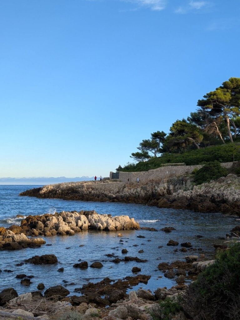Sentier côtier à Antibes.