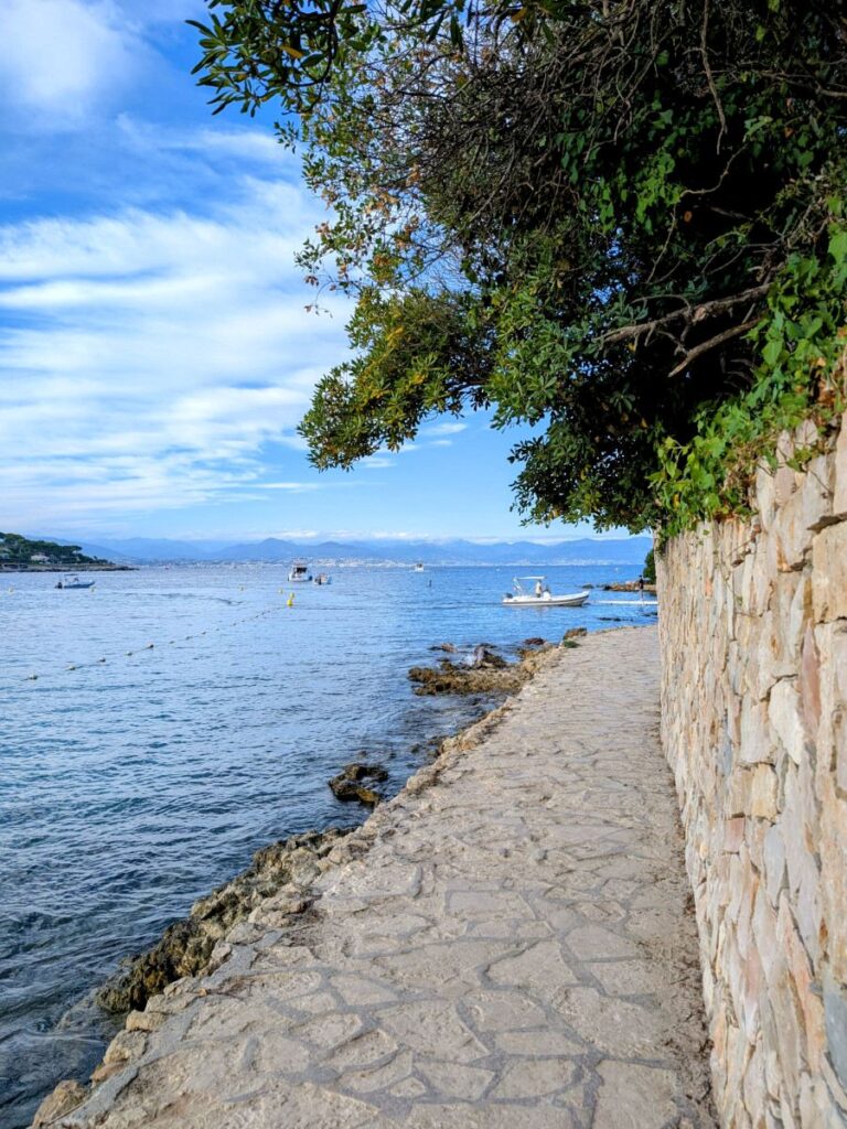 Début du sentier du littoral d'Antibes depuis la plage de la Garoupe.