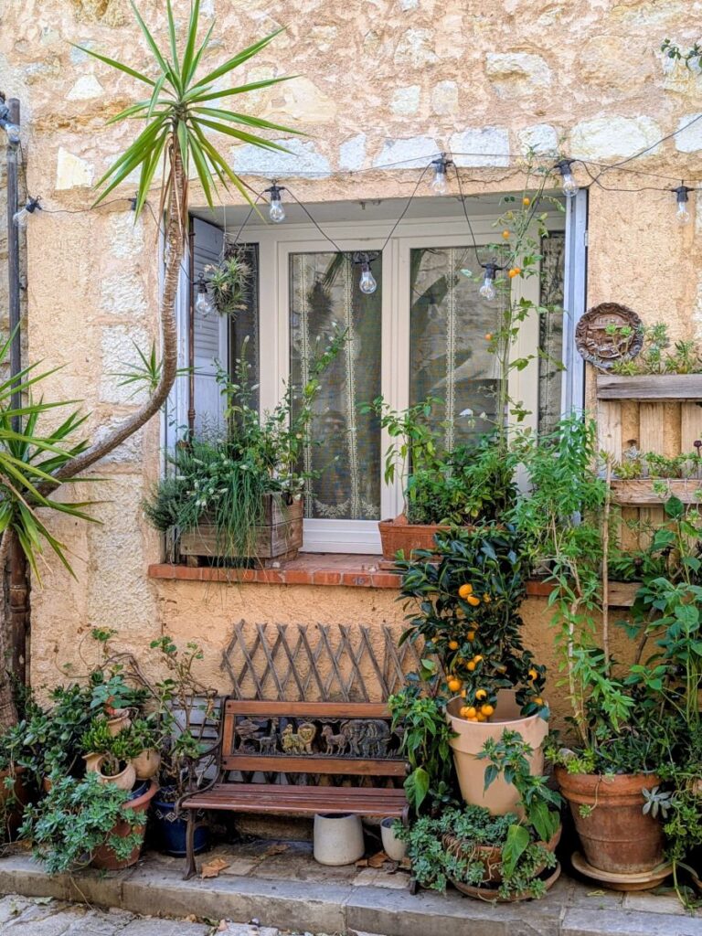 Une maison décorée et fleurie au cœur du village de Valbonne.
