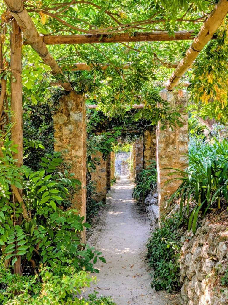 Passage ombragée au cœur du jardin.