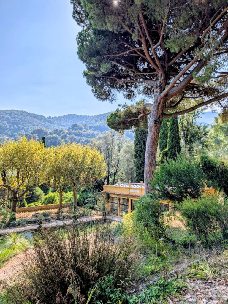 Vue sur les collines autour du jardin serre de la madone.