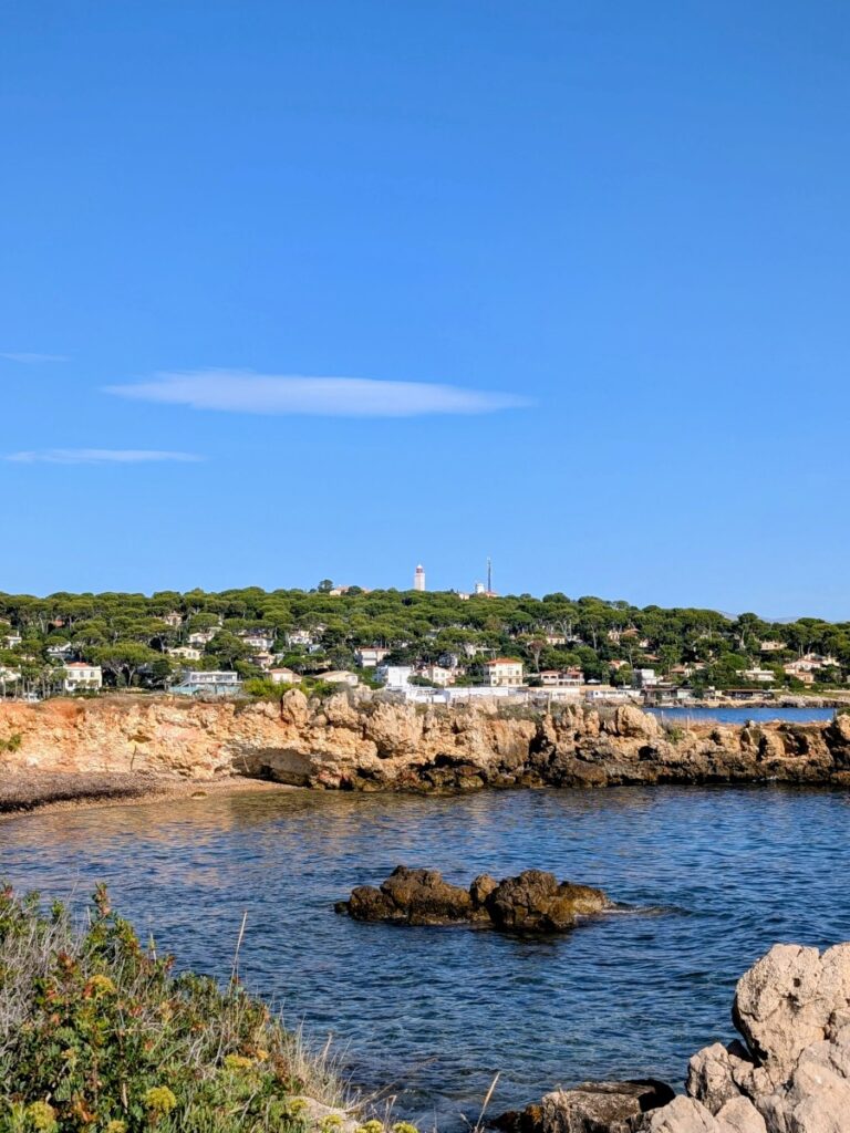 Vue sur le phare de la Garoupe depuis le sentier du littoral situé sur le Cap d'Antibes.