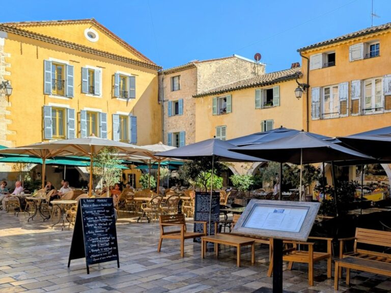 La place des Arcades à Valbonne