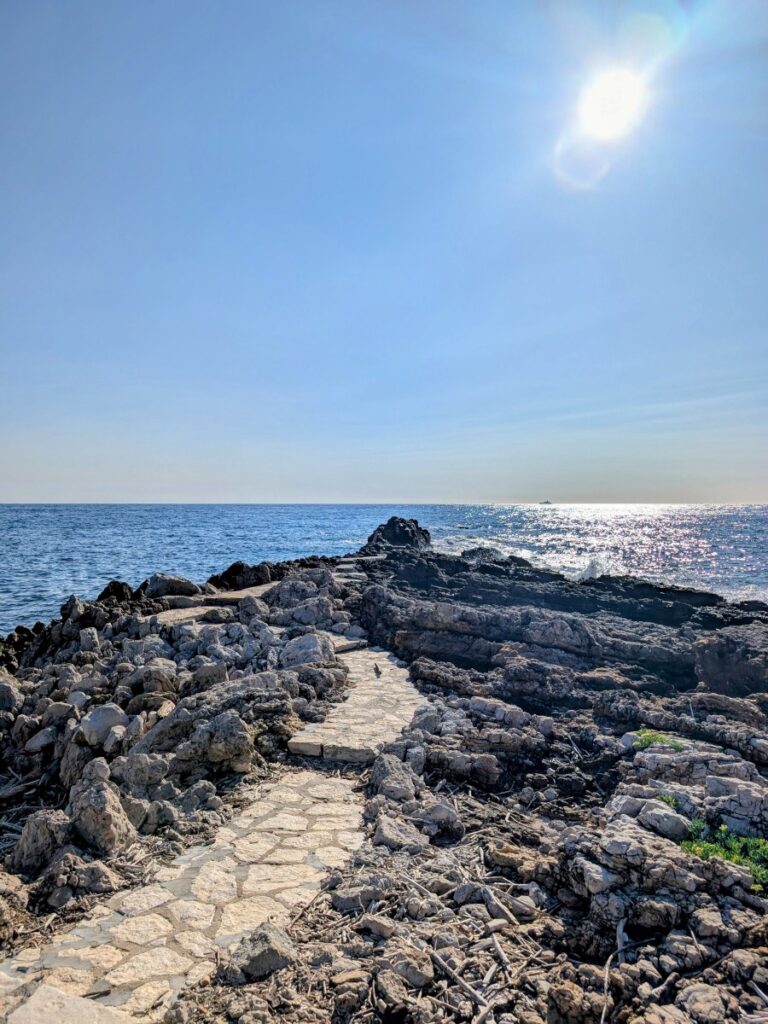Le chemin littoral situé sur le Cap d'Antibes.