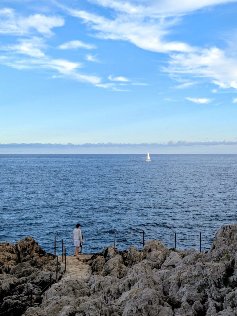 La méditerranée le long du chemin côtier à Antibes.