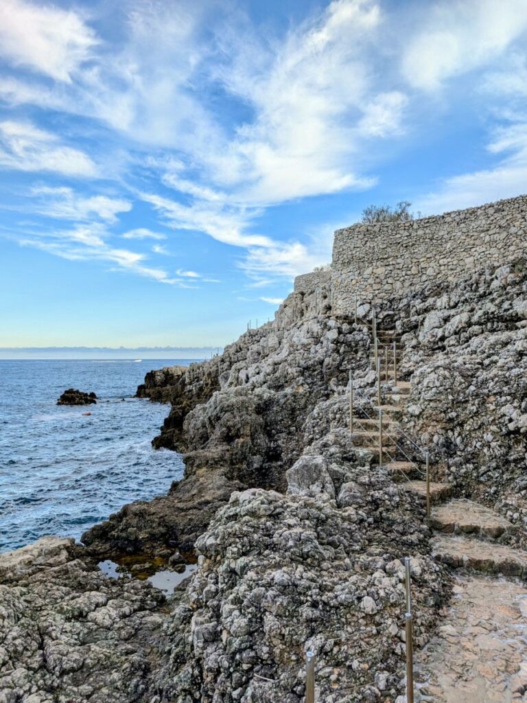 Des escaliers sculptés dans la roche au sentier du littoral situé sur le Cap d'Antibes.