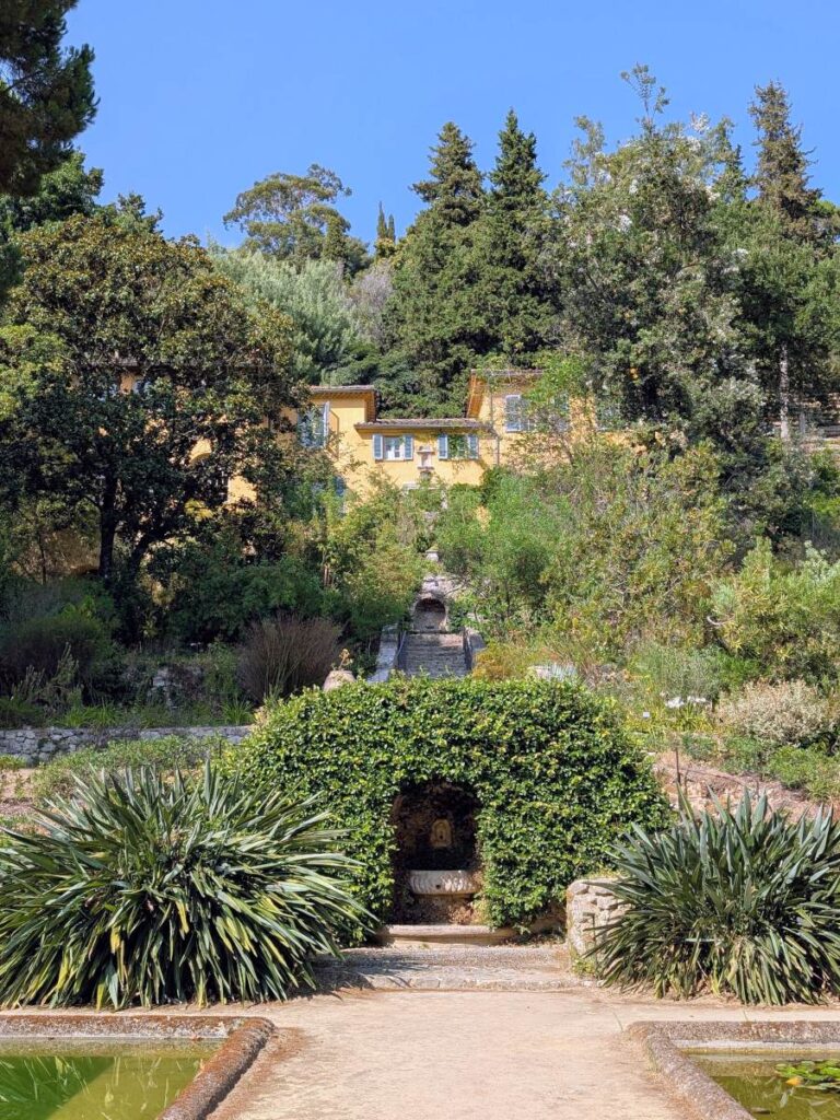 La ville niché au cœur du jardin Serre de la Madone.