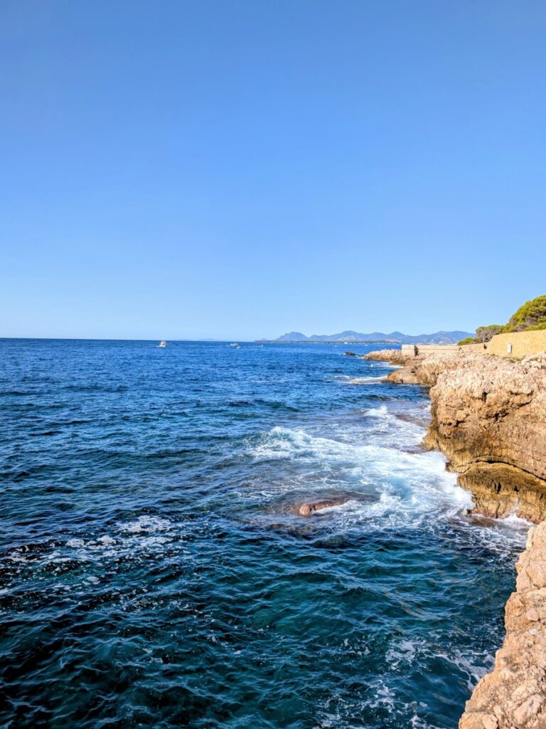 Panorama sur l'Esterel depuis le sentier du littoral d'Antibes.