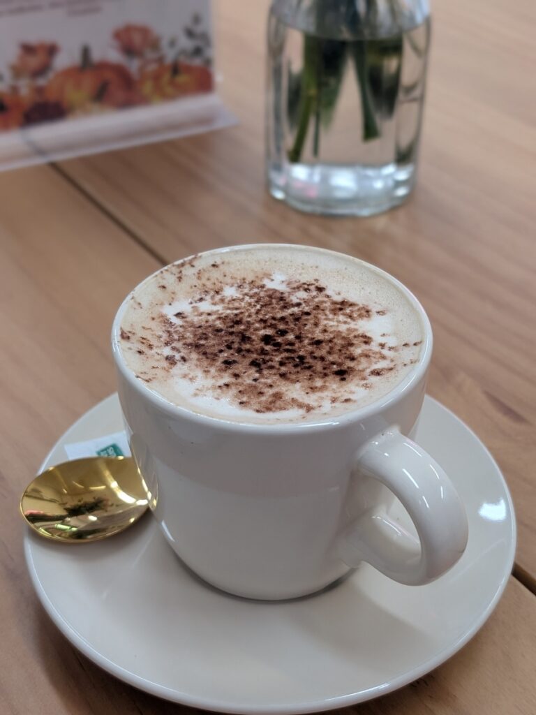 Un cappuccino servi chez Goldy Traiteur, café antibois.