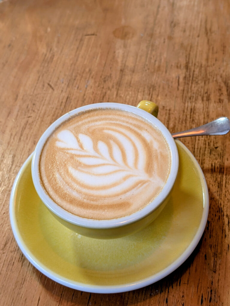 Un cappuccino servi à Nomads coffee, coffee shop à Antibes.