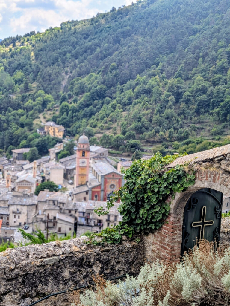 La vue depuis le cimetière de Tende dans le 06.