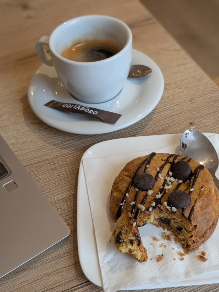 Allongé et cookies servi au coofee shop situé à Antibes Choopy's brunch & Coffee shop