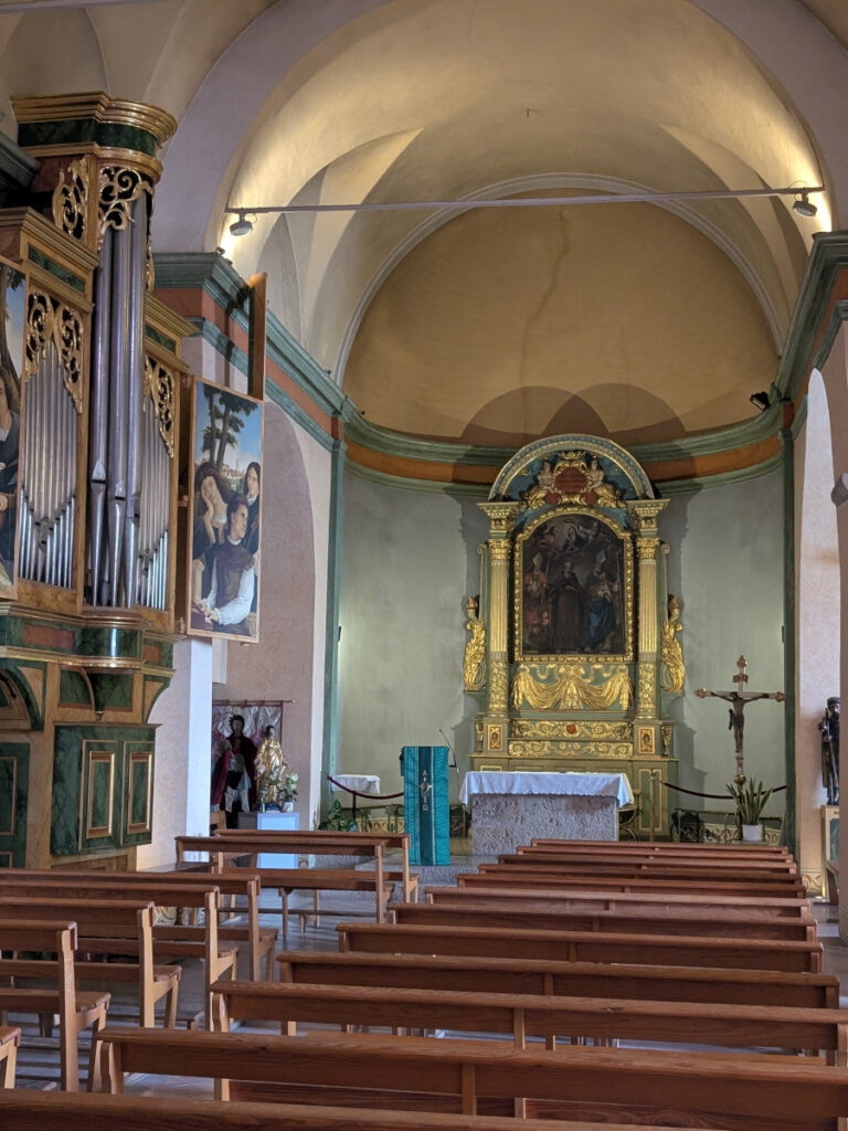 L'église Saint-Jacques-le-Majeur située dans le vieux village de Mougins.