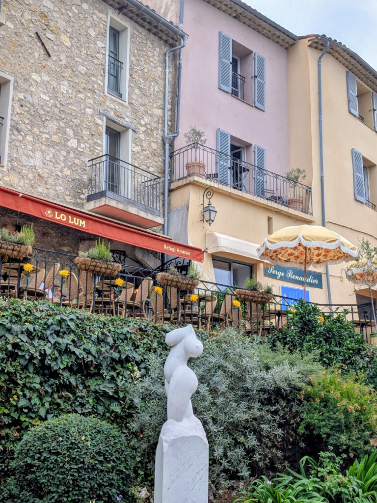 De jolies façades de maison colorées à l'entrée de Mougins.