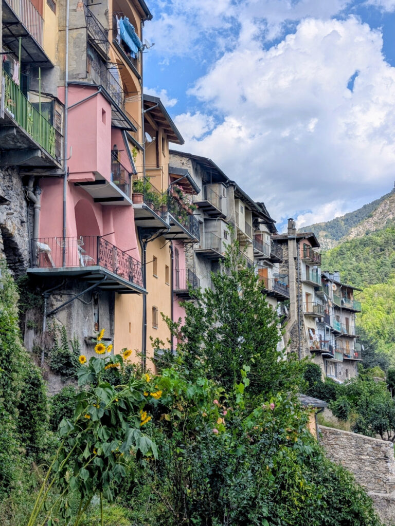 Les façades colorées des maisons dans le vieux village de Tende.