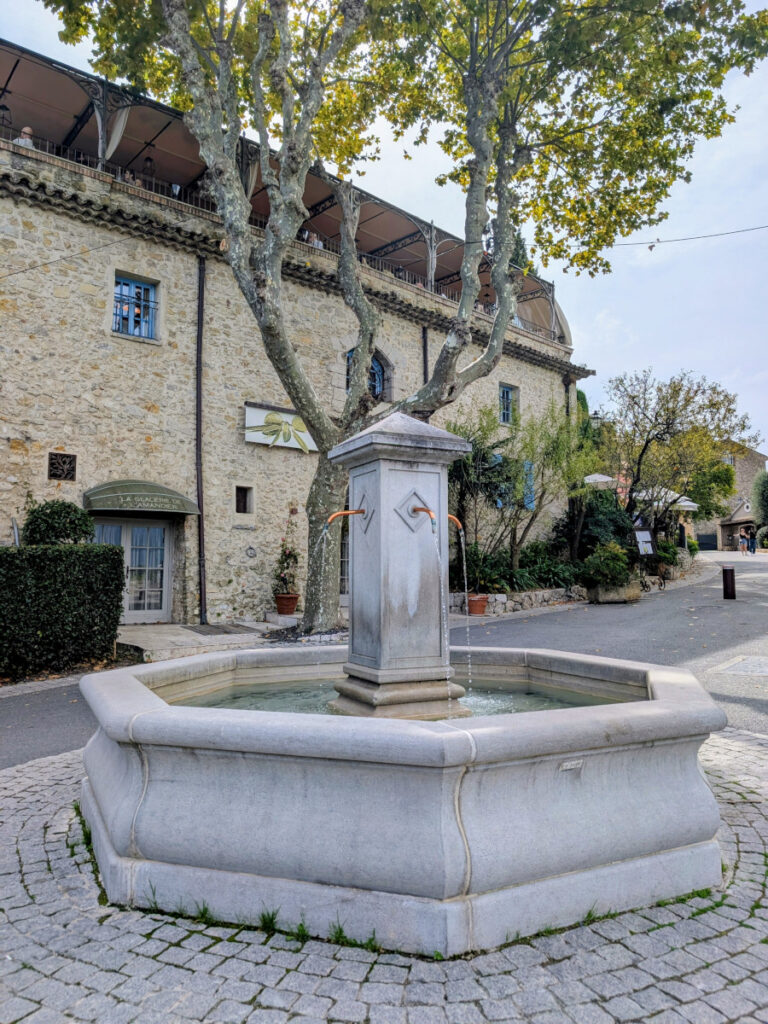 La place Roger Vergé au cœur de Mougins vieille ville.