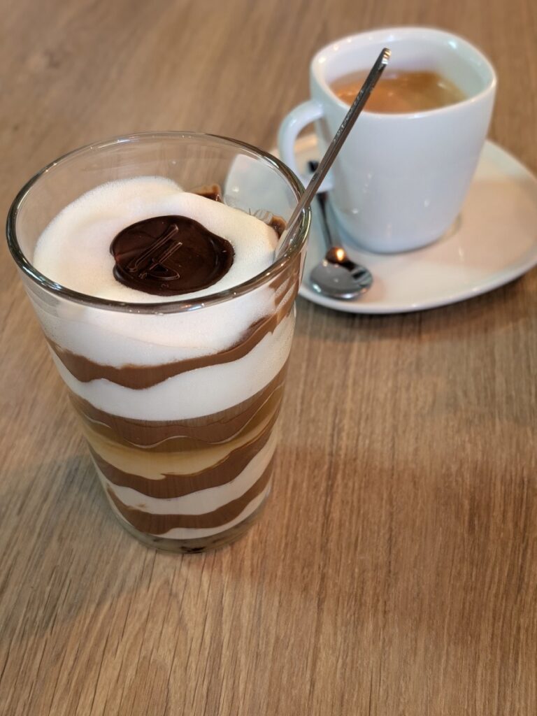Mocaccino et café servi au salon de thé Lilian Bonnefoi à Antibes.